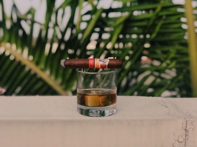 6 Amazing Gift Ideas For People Who Love Smoking Cigars